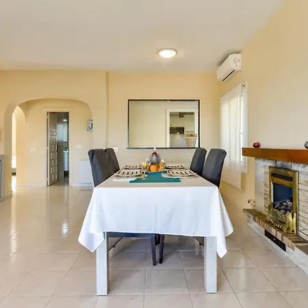 Villa Guzman - Cucarres