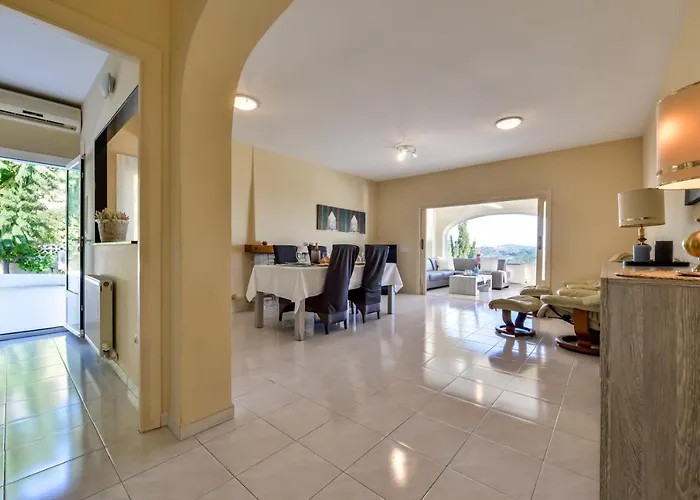 Villa Guzman - Cucarres *