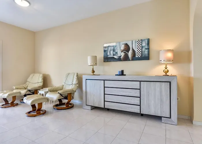 Villa Guzman - Cucarres *