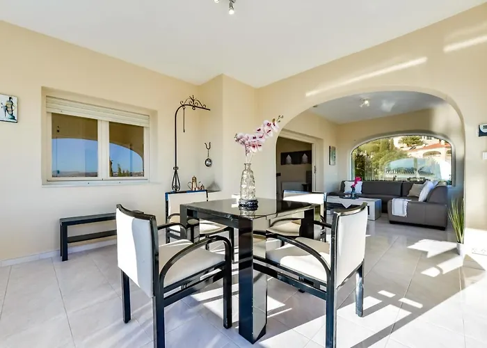 Villa Guzman - Cucarres *