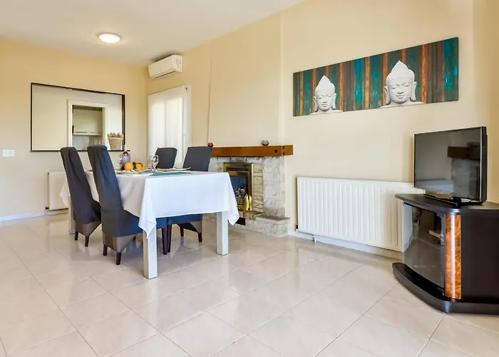 Guzman - Cucarres Villa *