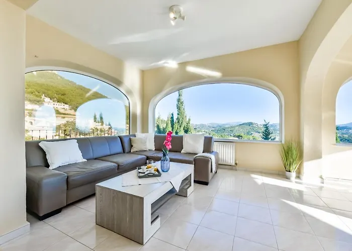 Guzman - Cucarres Villa *