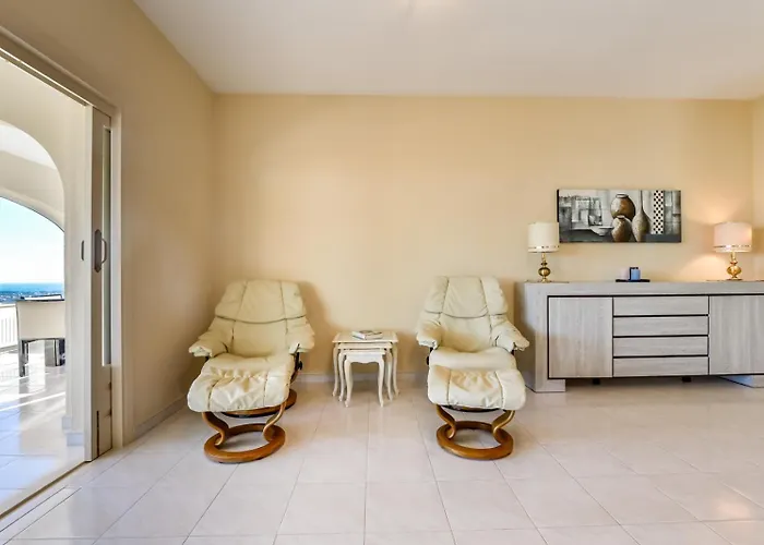 Guzman - Cucarres Villa *