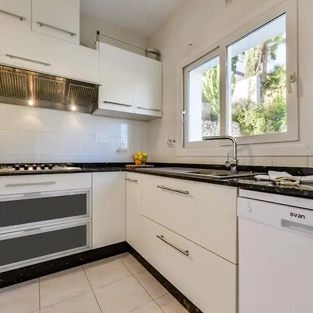 Willa Guzman - Cucarres *