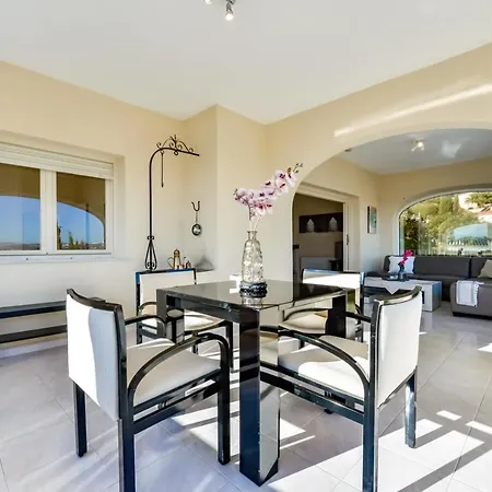 Willa Guzman - Cucarres *