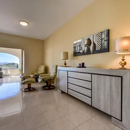 Guzman - Cucarres Willa