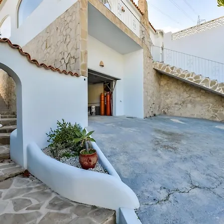 Guzman - Cucarres Willa *