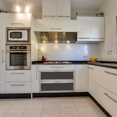 Willa Guzman - Cucarres *