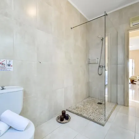 Willa Guzman - Cucarres Calpe