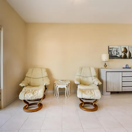 Guzman - Cucarres Villa *