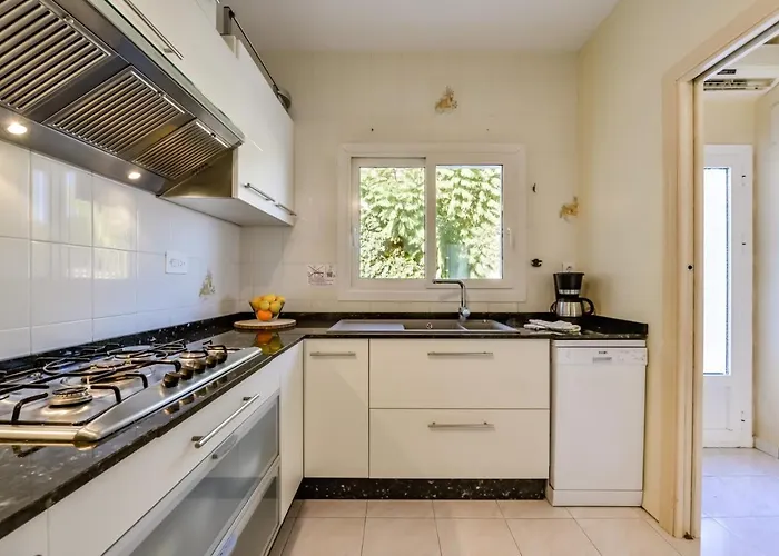 Guzman - Cucarres Villa