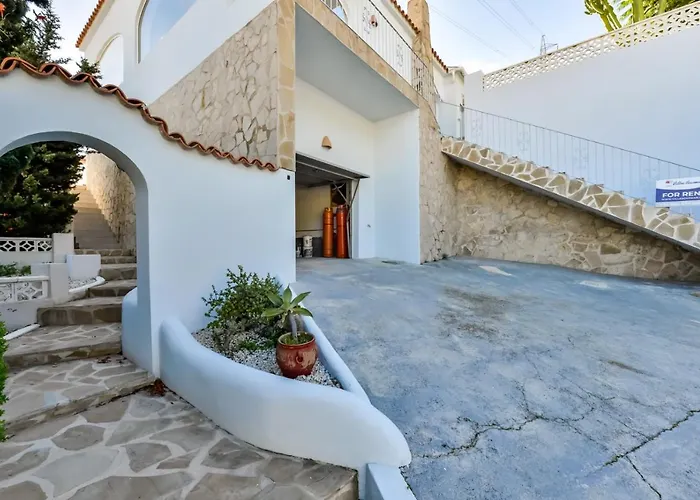 Guzman - Cucarres Villa *