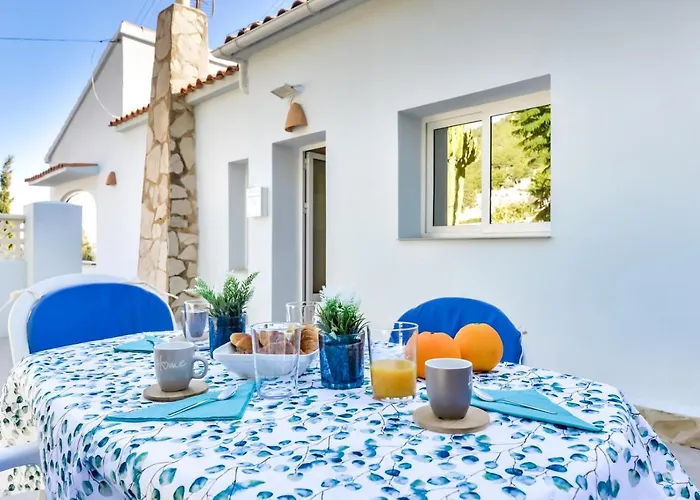 Guzman - Cucarres 빌라